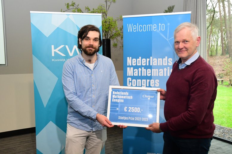 Lucas Slot (left) receiving the Stieltjes Prize 2022-2023 at NMC 2024, from Kees Vuik, chair of the Stieltjes Prize jury. Picture: Marieke Kranenburg.