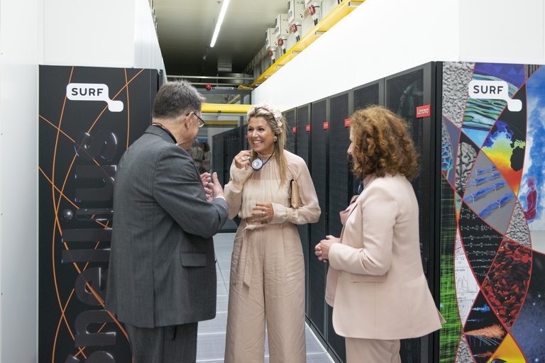 De nieuwe nationale supercomputer Snellius, met v.l.n.r: Walter Lioen (SURF), Koningin Máxima en demissionair minister van OCW Ingrid van Engelshoven (Credit: SURF)