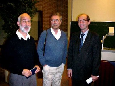 Edsger Dijkstra (in the middle) at CWI in 2000, together with Krzysztof Apt (left) and CWI director at the time Gerard van Oortmerssen. CWI Fellow Krzysztof Apt is co-editor of the new book on Dijkstra’s work and life. (Photo: CWI/AK)