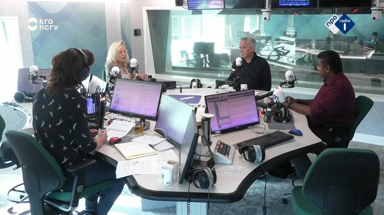 From left to right: presenter Ghislaine Plag, former minister Jet Bussemaker, Rob van der Mei and Sandjai Bhulai  in radio show Spraakmakers on Radio 1 (screenshot).