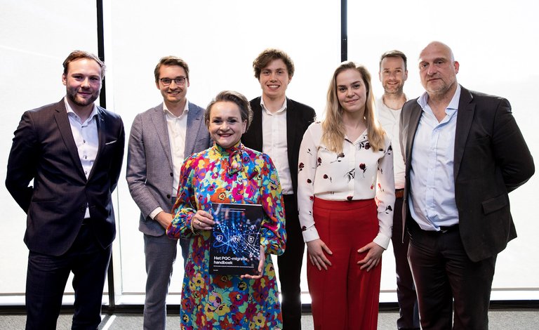 Staatssecretaris Alexandra van Huffelen (vooraan, met handboek) met enkele auteurs van - en medewerkers aan - het PQC-migratiehandboek. Achterste rij, van links naar rechts: onderzoekers Thomas Attema (TNO en CWI), Vincent Dunning (TNO), Ward van der Schoot (TNO), Maran van Heesch (TNO), Marc Stevens (CWI) en Ronald Cramer (CWI en Universiteit Leiden). Niet op de foto: João Diogo Duarte (TNO) en Matthieu Lequesne (CWI).