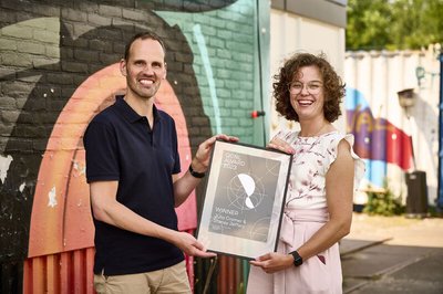 Ronald Hanson, Chairmain of the Executive Board of Quantum Delta NL, handing over the first Quantum Delta NL Award Award to Julia Cramer for WIQD; Stacey Jeffery not in this picture. Picture: Quantum Delta NL.