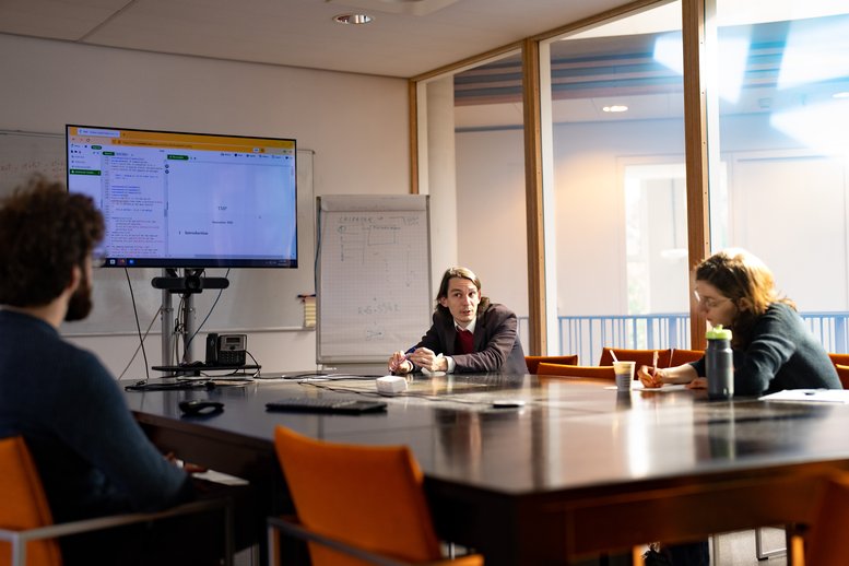Hans-Dieter Hiep during a work meeting at CWI. Picture: CWI, 2022.