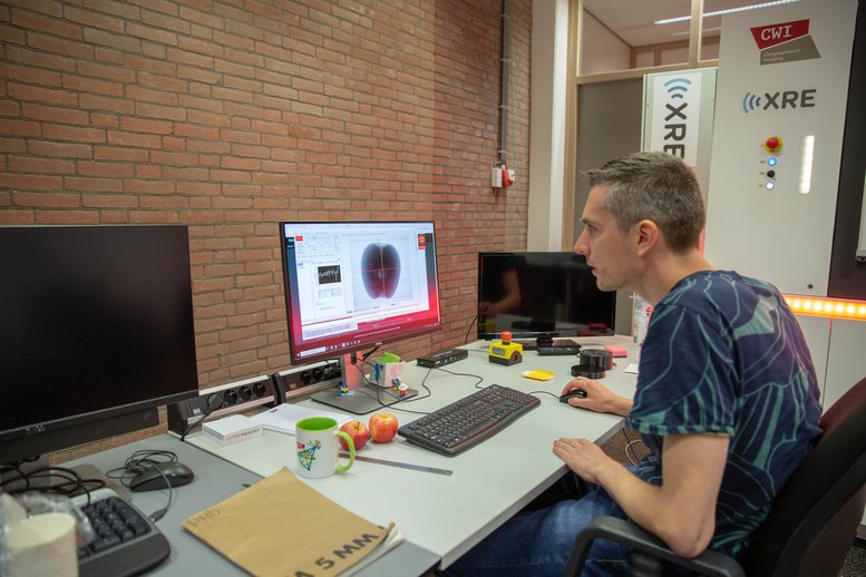 Dirk Schut bekijkt een 3D scan van een appel