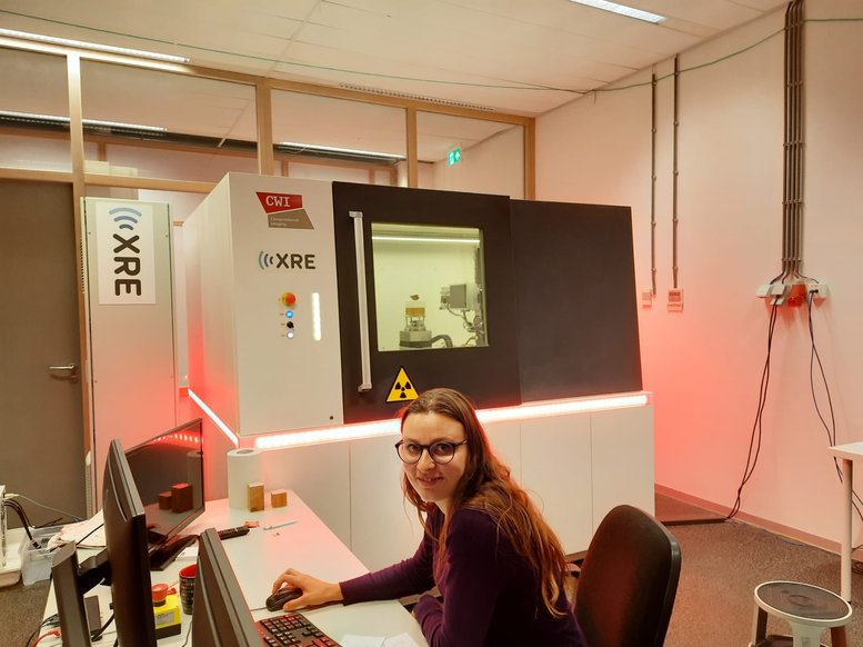 Francien Bossema in front of the scanner