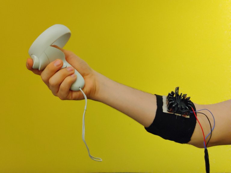 Armband with sensors that emit vibrations and warmth