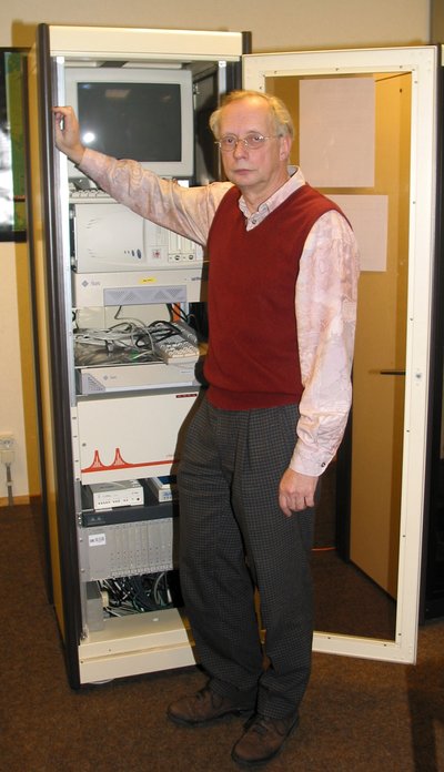 Piet Beertema voor de datacommunicatiekast, juli 2003.
