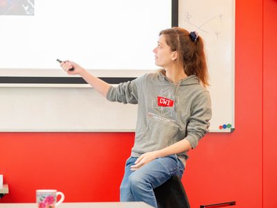 Sophie Huiberts giving a lecture at CWI. Picture: Léa Junger