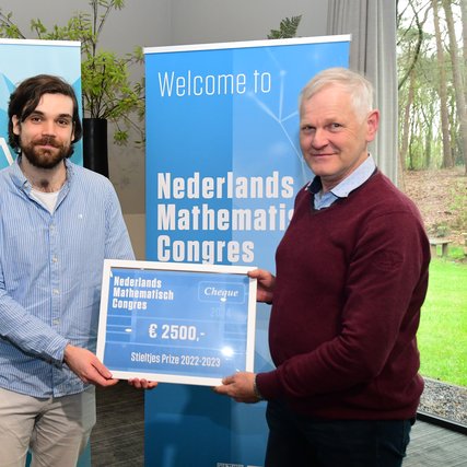 Lucas Slot winning the Stieltjes Prize 2022-2023 at NMC 2024, with Kees Vuik (TUD), chair of the jury. Picture: Marieke Kranenburg.