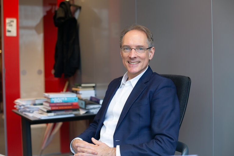 Peter Grunwald in front of whiteboard