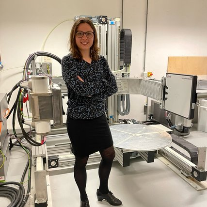 Francien Bossema with CT scanner