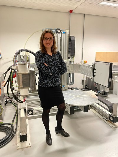 Francien Bossema with CT scanner