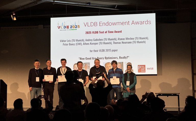 PPeter Boncz en zijn co-auteurs tijdens de prijsuitreiking van de VLDB 2025 Test of Time Award.