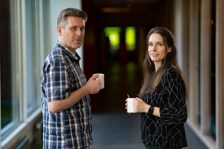 Peter en Tanja met koffiemok in de gang van CWI