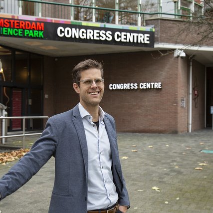 Benjamin Sanderse standing in front of CWI and the Congress Centre