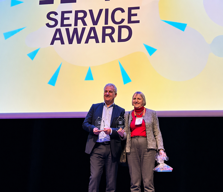 Lynda Hardman poses with her award together with another award winner.
