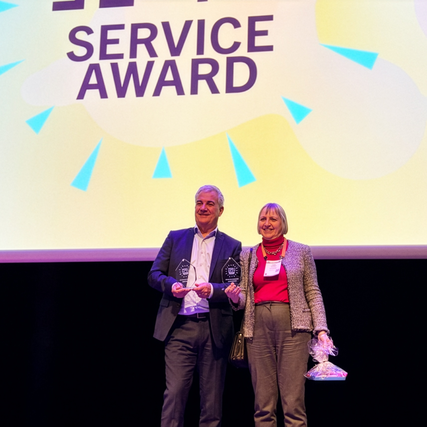 Lynda Hardman poses with her award together with another award winner.