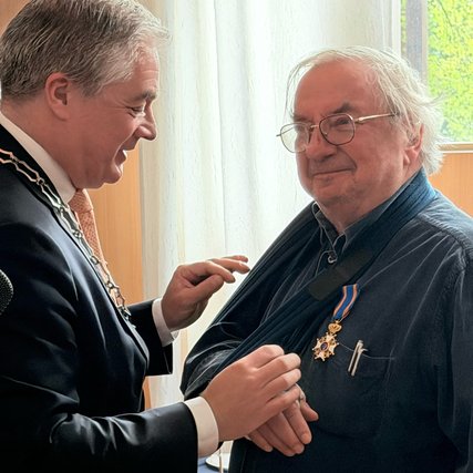 Royal Decoration for former CWI colleague Jaap Akkerhuis, presented by the Mayor of Diemen, Erik Boog (left).