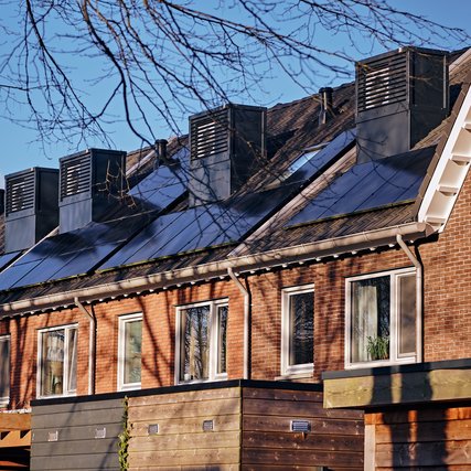 Woonwijk in Assen met warmtepompen en zonnepanelen op het dak