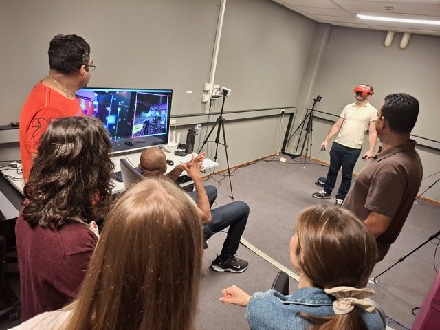 Exploring the DIS-lab on social communication and collaboration