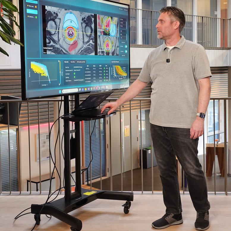 Onderzoeker Peter Bosman geeft een demonstratie van de gebruikersinterface van Bright.