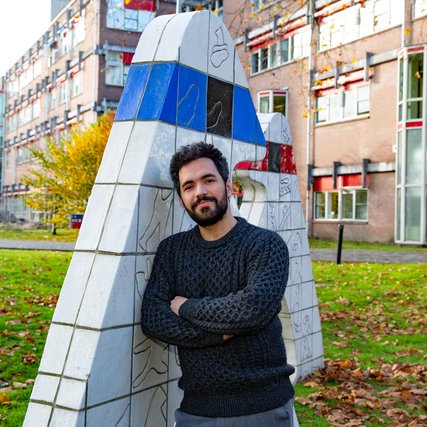 Portrait of Jonas Helsen in front of CWI
